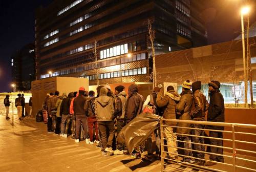 Decine di migranti continuano a dormire in strada alla Stazione Tiburtina