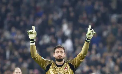 Milan, nella notte agitata c'è anche un sorriso: il bacio di Donnarumma