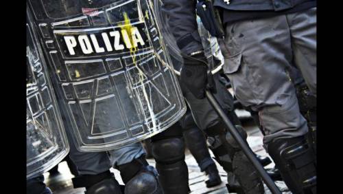 Napoli, la polizia attacca De Magistris: "Ha alimentato odio, si dimetta"