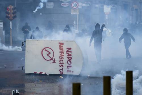 Tensione a Napoli per Salvini Bottiglie e sassi contro polizia