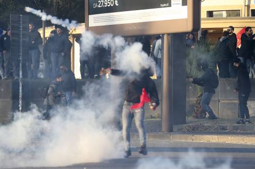 Napoli ostaggio dei teppisti rossi Per fermare Salvini devastano la città