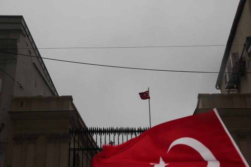 "Nazisti, la pagherete" E la Turchia sfregia la bandiera olandese