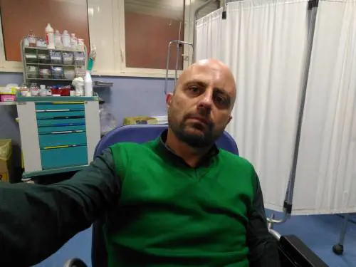 Luca Abete aggredito  ​da un gruppo di migranti