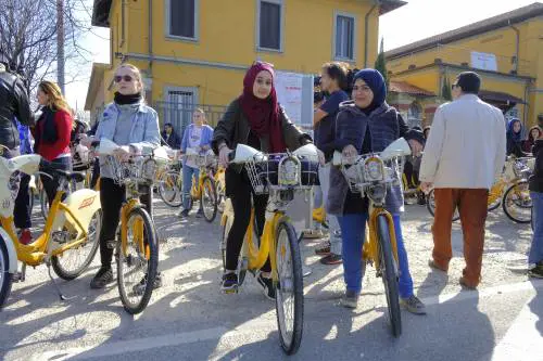 Musulmane (col velo) contro la violenza Biciclettata dalla moschea a Palestro