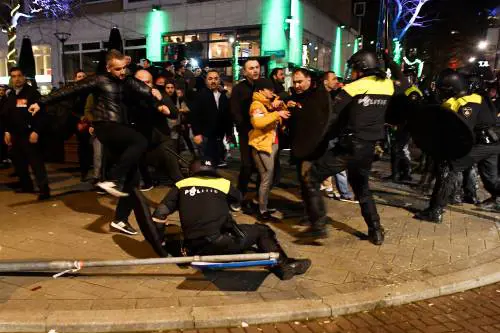 Idranti, manganelli e minacce. È "guerra" tra Olanda-Turchia