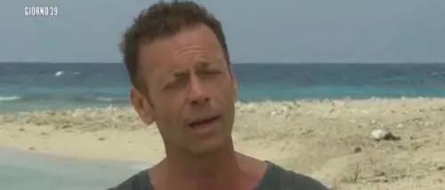 Isola dei Famosi, Malena spalma la crema sulle spalle di Siffredi. Ma scatena una strana reazione