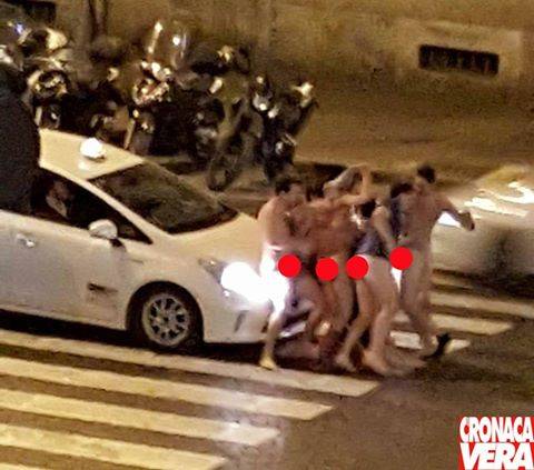 Roma, trenino gay in strada: tutti nudi in pieno centro