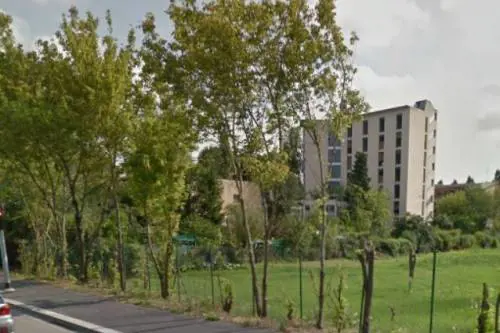Milano, i rom occupano palazzi comunali e la sinistra li lascia fare