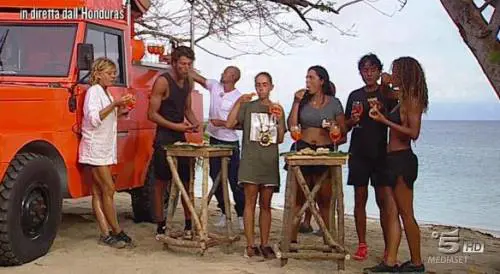 Isola dei Famosi, Vladimir Luxuria a Nancy: "Ma mi spieghi perché non dimagrisci?"