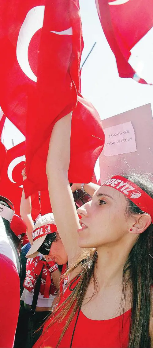 Un milione di turchi gridano in piazza: "Né golpe, né sharia"