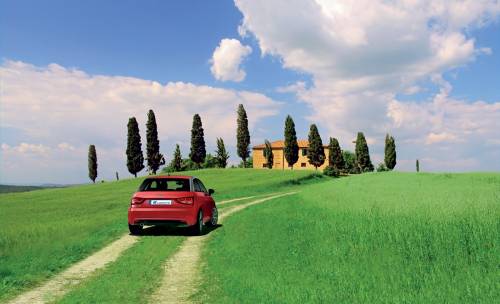 Vacanze in ville e casali con l'auto a noleggio per scoprire l'Italia