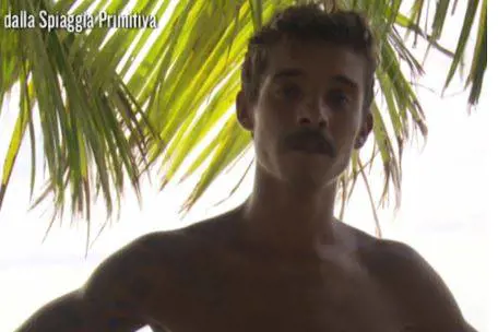 Isola dei Famosi, Moreno perde al televoto, ma rimane in gioco. Il pubblico protesta