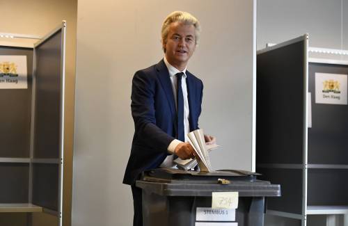 Il politico di estrema destra Wilders al voto all'Aia