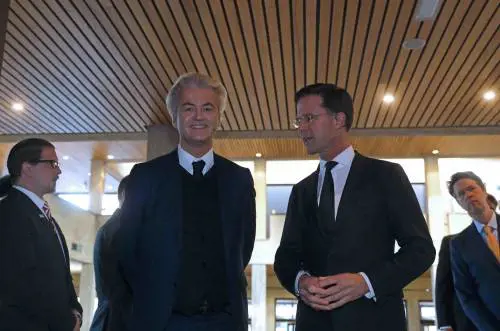Il premier Rutte vota all'Aia