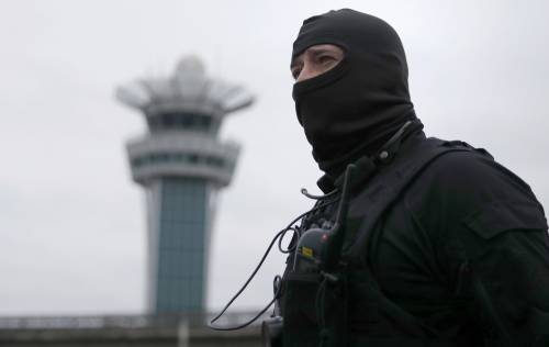 Parigi, un testimone: "Così l'attentatore ha aggredito i militari"