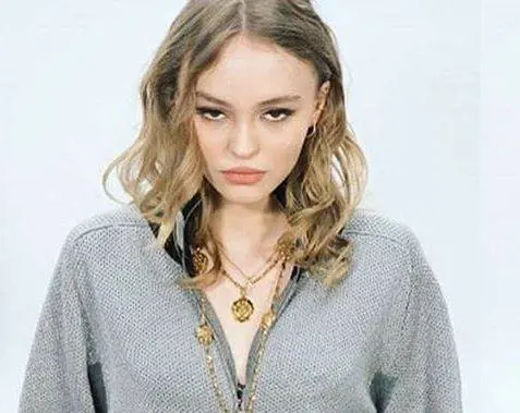 Lily-Rose Depp posa in topless per Vogue, i fan la contestano per l'età