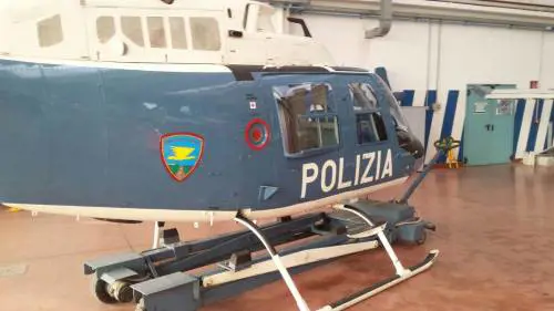 Un Augusta Bell AB206 chiuso all'interno dell'hangar del reparto volo di Venezia