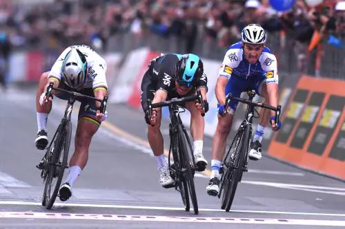 Sagan accende Sanremo ma si spegne in volata E Kwiatkowski lo beffa
