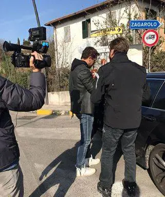 Striscia la notizia, Staffelli tenta di consegnare il tapiro a Gabriel Garko. L'attore scappa e lo ferisce