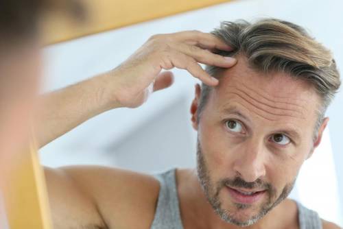 Perdita di capelli, ecco le nuove terapie rigenerative contro l’invecchiamento cellulare