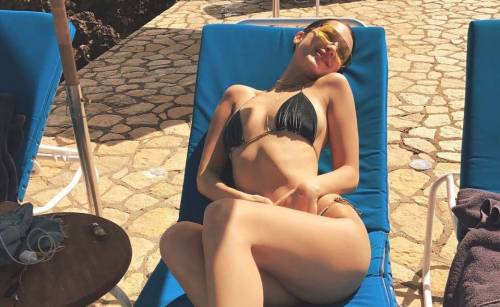 Bella Hadid, bikini hot in Giamaica