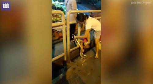 Thailandia, madre filmata mentre lega il figlio per punirlo: ricercata