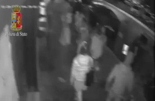Roma, baby gang contro i negozi stranieri: "Tornatevene al vostro Paese"