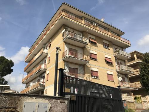 Roma, la denuncia dei cittadini: "Famiglie sfrattate per far posto al centro di accoglienza"