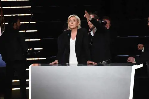 Francia, inizia la corsa all'Eliseo. Le Pen: "Fermare immigrazione"