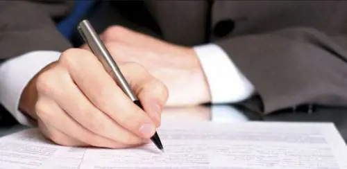 Pesaro, falsifica la firma di un defunto per fare un nuovo contratto: raggirata un'anziana