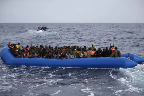 Frontex: "I trafficanti sfruttano l'obbligo di salvataggio dei migranti"