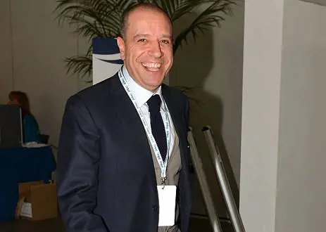 Il "concerto" dell'on. Trombone che colleziona quaranta poltrone