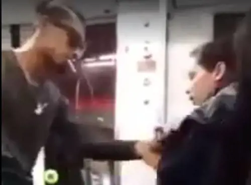 Litiga con una ragazza rom: la scaraventa fuori dalla metro