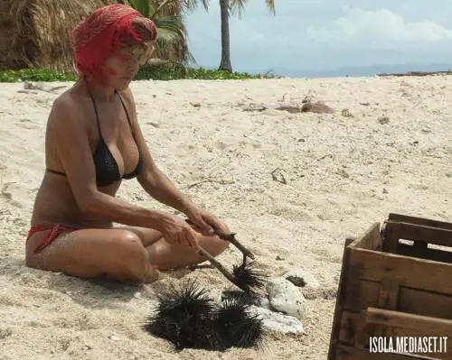 Isola 2017, prove hot in costume da bagno