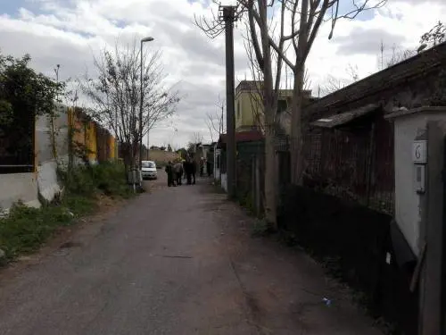 Il vescovo contro gli sgomberi dei campi nomadi: "Non demonizzate i rom"