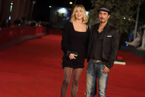 Isola 2017: Raz Degan trasformato da Paola Barale