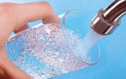 I milanesi sono spreconi con l'acqua: sei su dieci la lasciano correre troppo