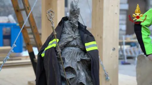 Norcia, la statua di San Benedetto estratta integra dalle macerie della basilica