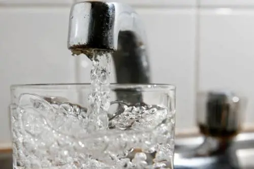 Milano, acqua sporca all'asilo: bimbi costretti a bere dalle bottigliette