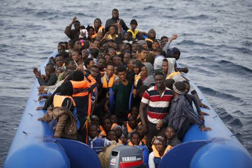 Migranti, così l'Italia sprofonda. Ecco perché ne avremo di più