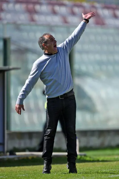 Taranto, calciatori presi a schiaffi e pugni dai tifosi