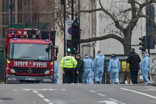 Londra, Isis rivendica l'attentato May: "Possibili nuovi attacchi"