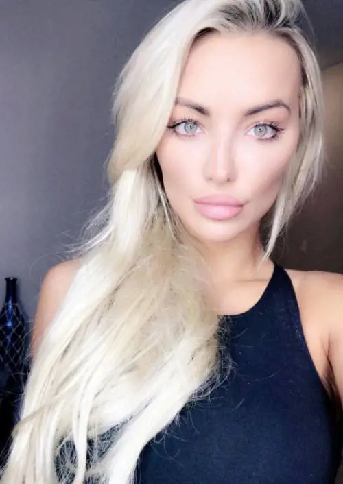 Golf, una matricola sceglie come caddie una coniglietta di Playboy