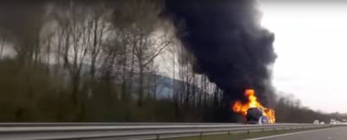 Bus a fuoco in autostrada, c'è un bebè a bordo: immagini incredibili