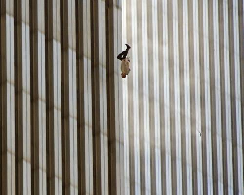 Il salto nel vuoto simbolo della fuga dal terrore