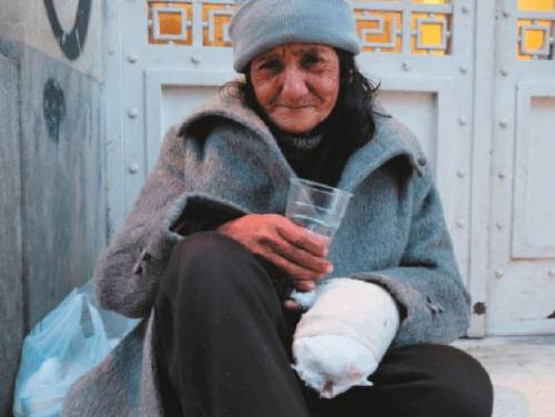 I cittadini greci sono più poveri ​dei migranti che invadono il Paese