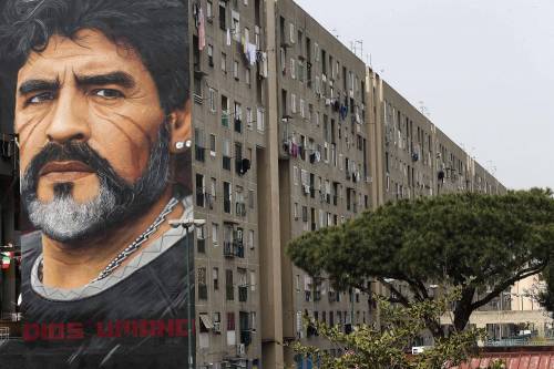 Napoli, maxi murales di Maradona