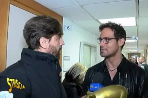 Striscia la notizia, Gabriel Garko accetta il tapiro, ma aggiunge: "La prossima volta ti investo"