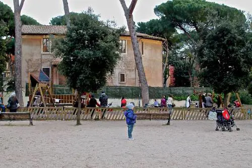 Risse e degrado: l’area giochi di Colle Oppio