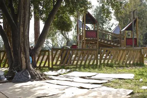 Così Roma dimentica i bambini: l'area giochi tra risse, spaccio e degrado
